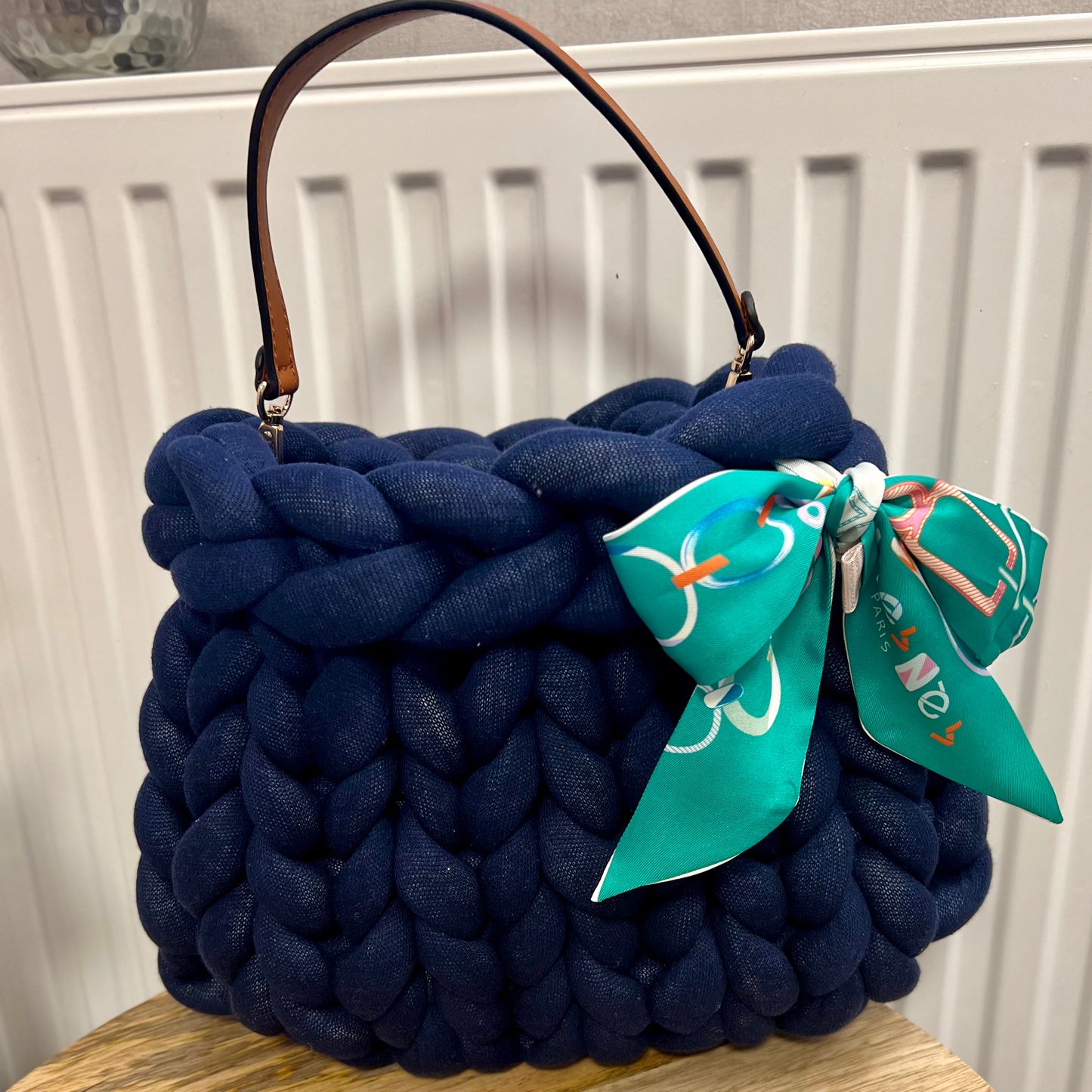 Grobstricktasche dunkelblau mit schleife