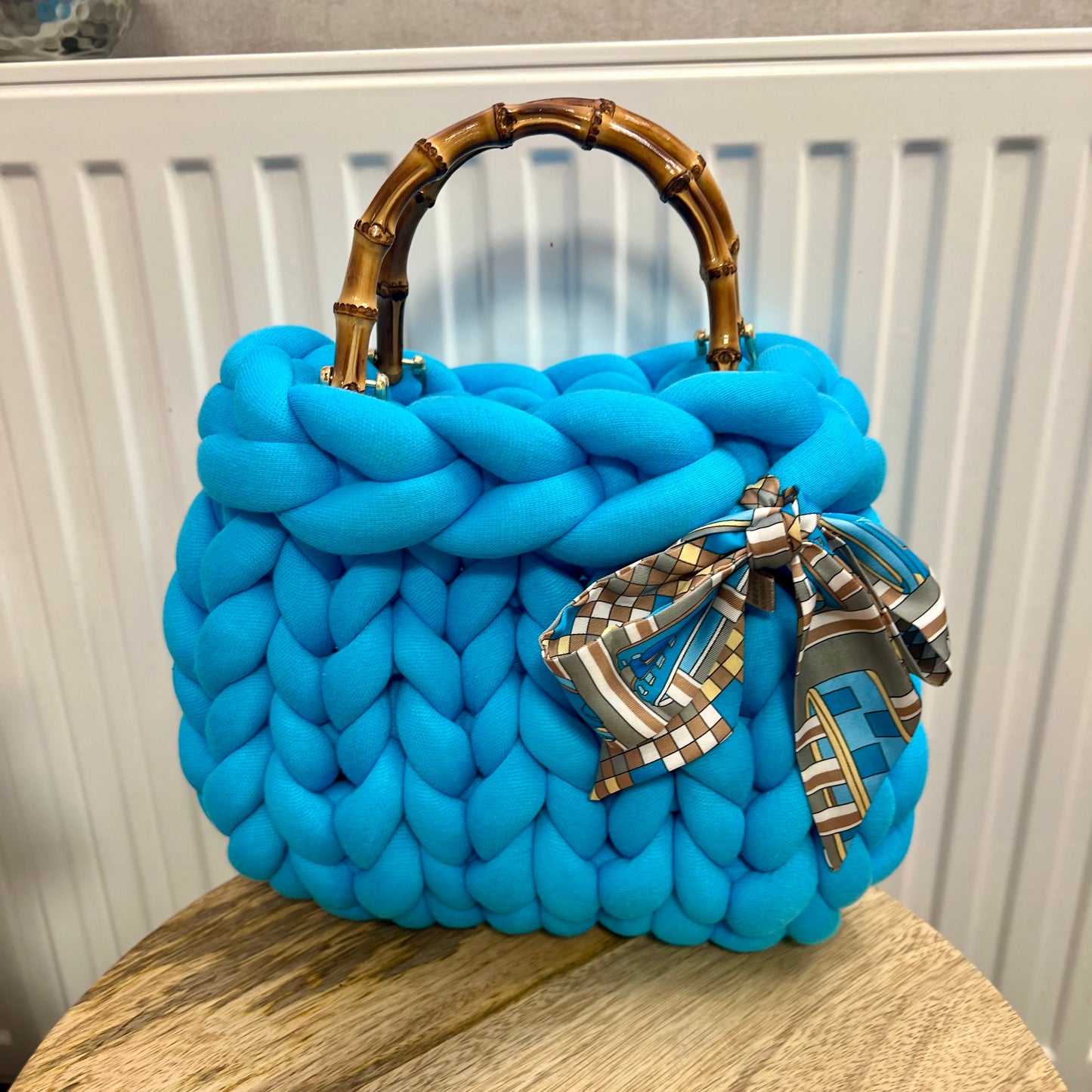 Grobstricktasche Eisblau mit Schleife