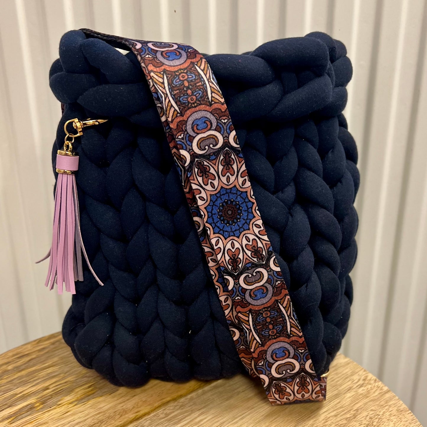 Grobstricktasche Sunny blue lila
